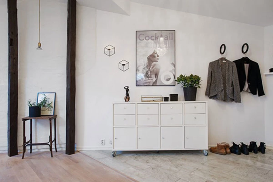 פריטים מעניינים מאמצע המאה מתבלטים לאורך כל החללים הפנימיים של הבית