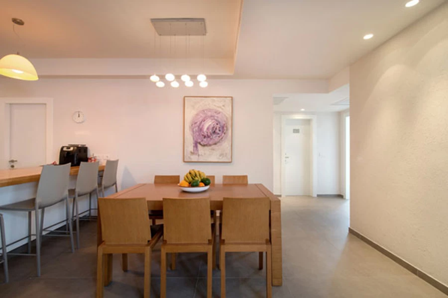 מהדירה הישנה הבאנו פינת אוכל עשויה אלון, גימורה השפיע על בחירת המטבח