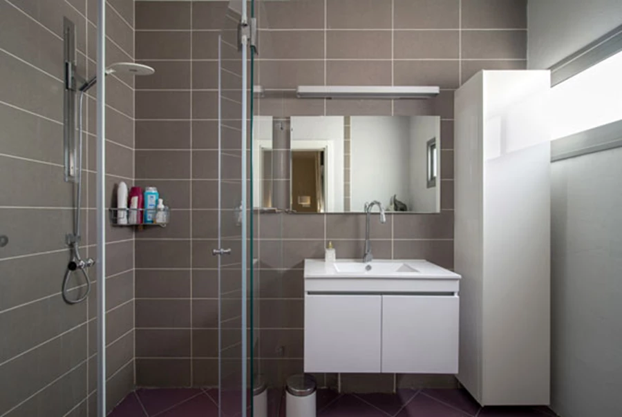 לרצפה וקירות מקלחת הורים השתמשנו בסטנדרט אריחי הקרמיקה שהקבלן העמיד לרשותנו.