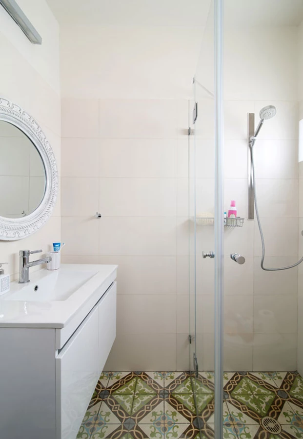 אריחים מעוטרים במקלחת