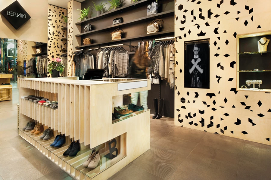 מראה כללי של החלל: חיפוי קיר בלוחות עץ לבנה בהירים עם קומפוזיציות שונות של דיגום מבוסס תצורת מעוינים שבוצע בטכנולוגיית CNC | חיתוך CNC: