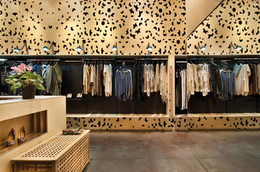 חללי התלייה כגומחות שנגרעו מתוך החיפוי. הקיר מתחת החיפוי צבוע בשחור המייצר רקע לחללי התליה כמו גם לפטרנים של הדיגום.