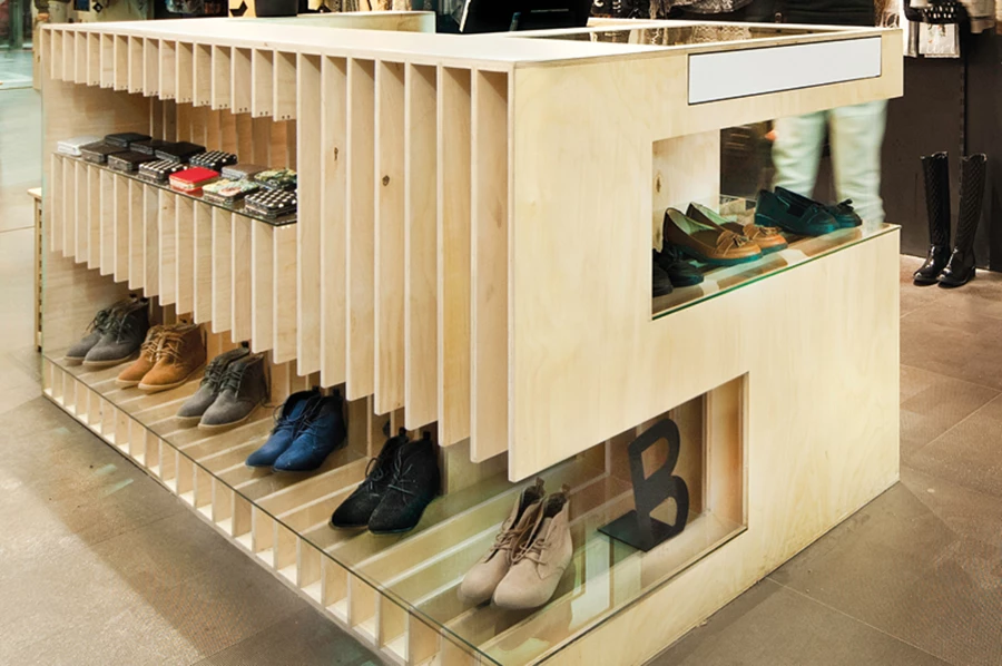 יחידה דו תכליתית המשמשת לתצוגה וכדלפק מכירה | נגרות: רונן לוי | נגריית