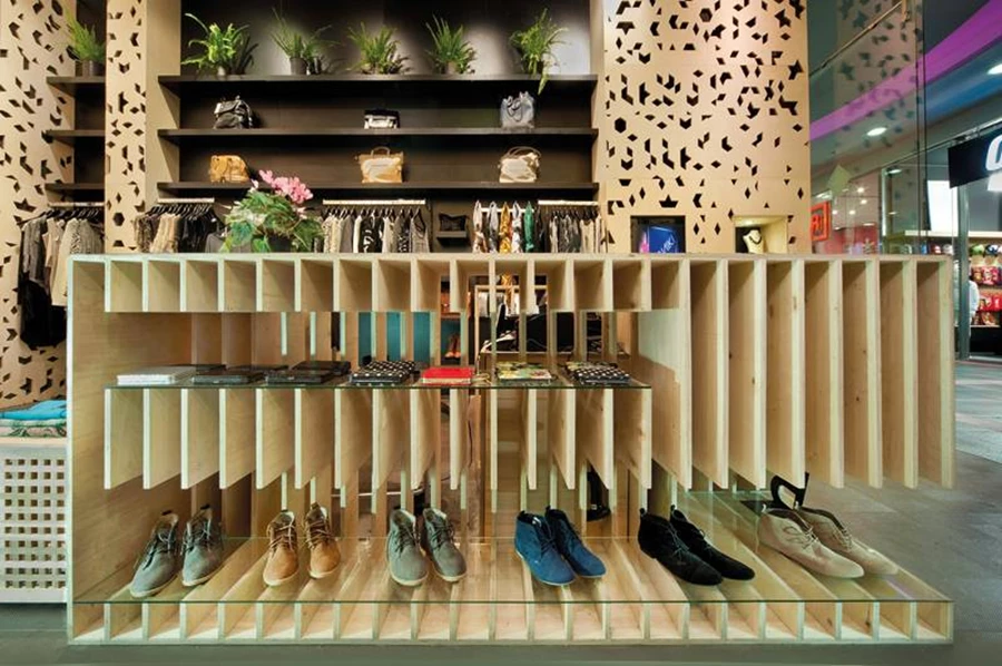 יחידה שנבנתה משכבות עץ שחוברו ורטיקאלית תוך יצירת קופסה מלבנית שחלקים ממנה נגרעו לטובת חללי תצוגה המשתלבים בתוכה