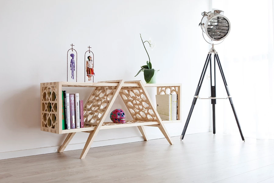 שידה עשויה עץ אלון טבעי מעוטרת בהדפס בסגנון ערבסק | עיצוב רהיטים: האדריכל ישראל נוטס