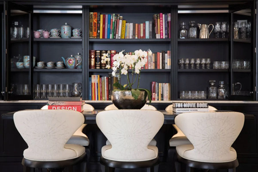 ספרייה באזור הכניסה מייצרת תכנים ביתיים חמימים.