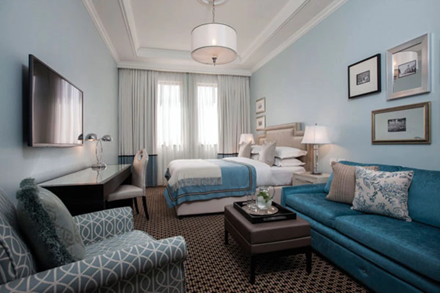 שפת עיצוב מוקפדת ומהוקצעת בחדרים: פלטת צבעים רגועה של גווני תכלת, בז