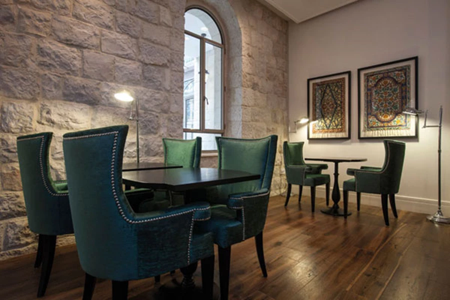 חלל  המרתף: שהפך לחדר אוכל ומתפקד לאורך כל שעות היממה כאזור הסבה נעים.