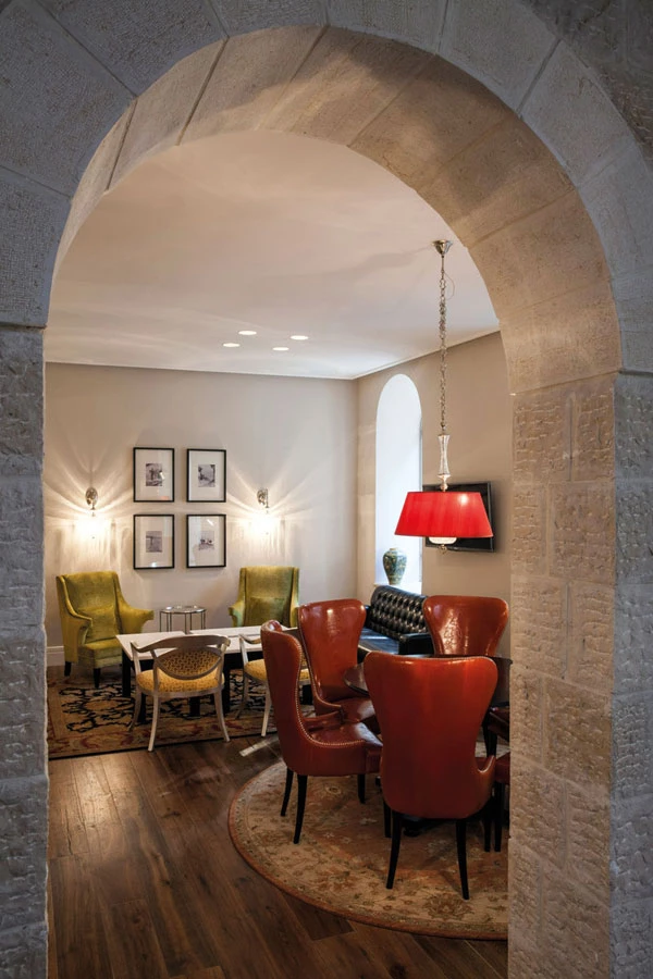 בחלל  המרתף ריצוף פרקט, קשתות אבן ברוח המבניות המקורית, פינות ישיבה שונות וגופי תאורה שעוצבו ייעודית שוזרים בעיצוב מוטיבים ים תיכוניים המהדהדים את עברו של המבנה.