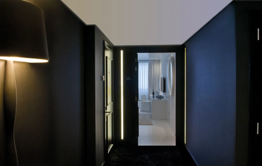 כניסה לחדר לבן מהמעבר האפלולי