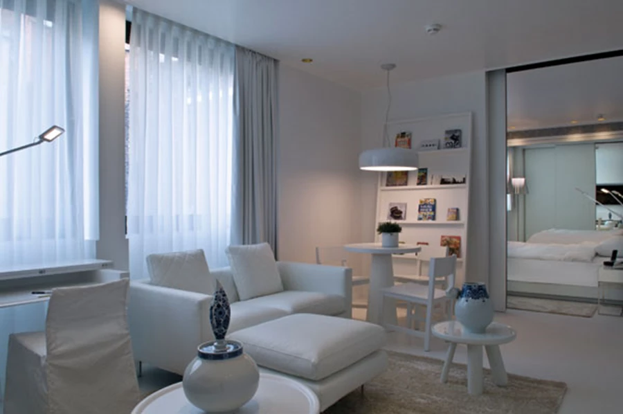 חלל מעוצב על טהרת הגון הלבן, מאחד בשטחו את כל הפונקציות הנדרשות לשהייה נוחה. בוהק והשתקפויות מעצימים את המופע הלבן.