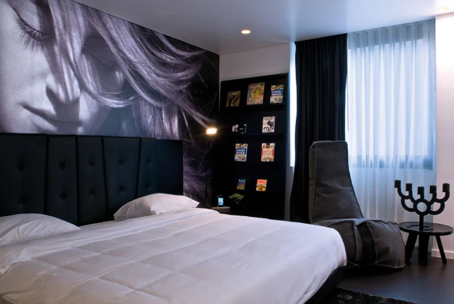 חדר מהקטגוריה השחורה, אותה הגברת בשינוי אדרת: המופע האוורירי של החללים הלבנים מומר במופע עמום משהו, המדגיש את המוטיב החושני ואת האווירה הדרמטית.