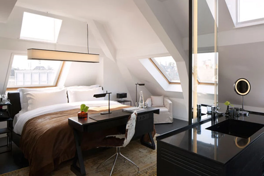 גוף תאורה מרכזי שתוכנן ייעודית משלב 3 מצבי הארה: תאורת