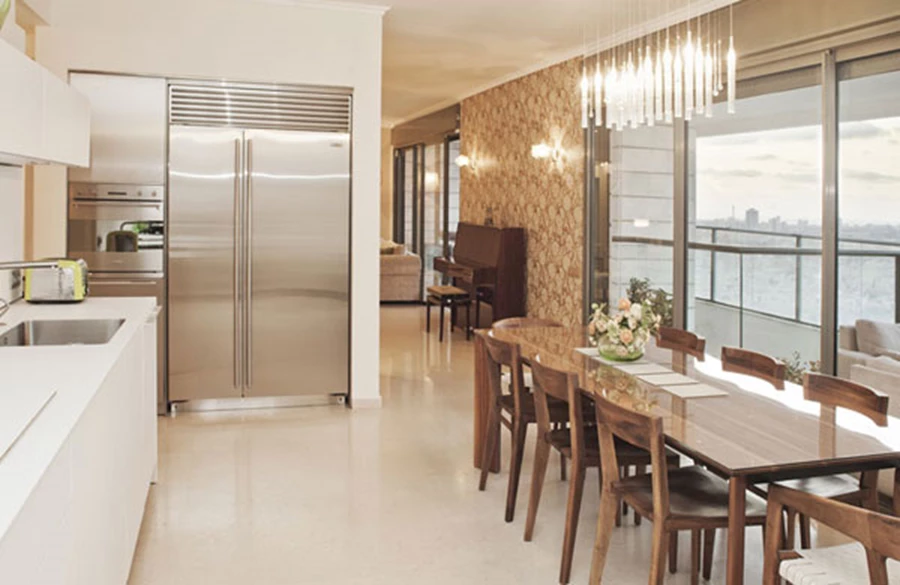 מטבח רחב ידיים ובו שוכנת פינת אוכל חגיגית | צלם: גיא הכט