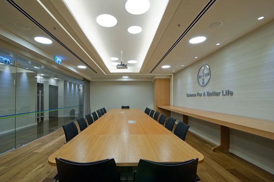 בחדר הישיבות הגדול תוכנן שולחן