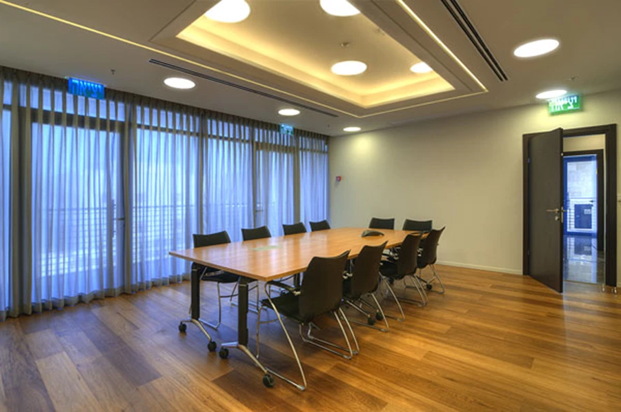 חדרי הישיבות תוכננו במערכת חשמל חכם ועל פי תרחישי תאורה שונים  | צילום: ברי אראל