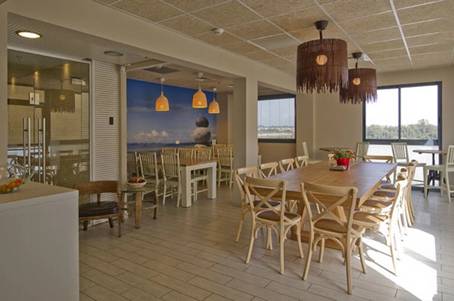 הקונספט לעיצוב ותכנון הקפיטריה היה להוסיף מימד של בריאות ומחזור כחלק מהאג