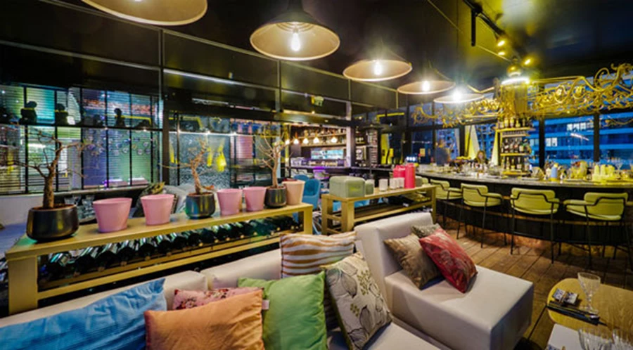 המון תאורה שיוצרת את החוויה של רחובות טוקיו המודרנית