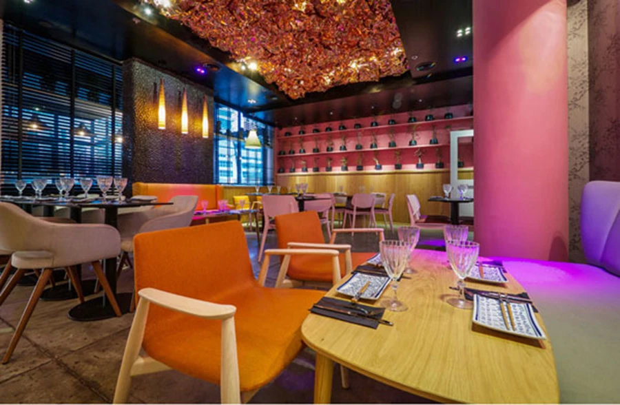 יש במסעדה צבעוניות רבה ומגוונת שבאה לידי ביטוי בצבעי הקירות המשתנים