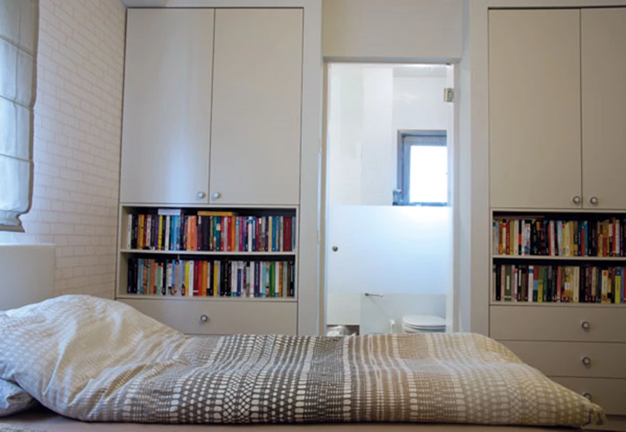 הכניסה לחדר הרחצה של חדר השינה