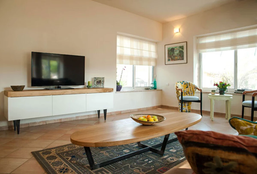 בסלון אוירה חמה אך עדכנית וקלה