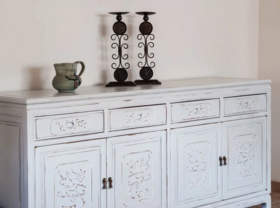 הרהיטים נלקחו למאיה גל – myarad - משפצת רהיטים מוכשרת, שעשתה פלאות בארון עטור בפיתוחים