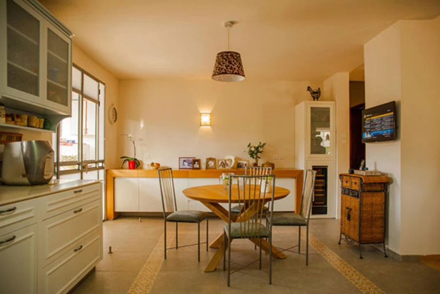 המטבח תוכנן כמטבח פרובאנס ועתה וא גם גדול יותר