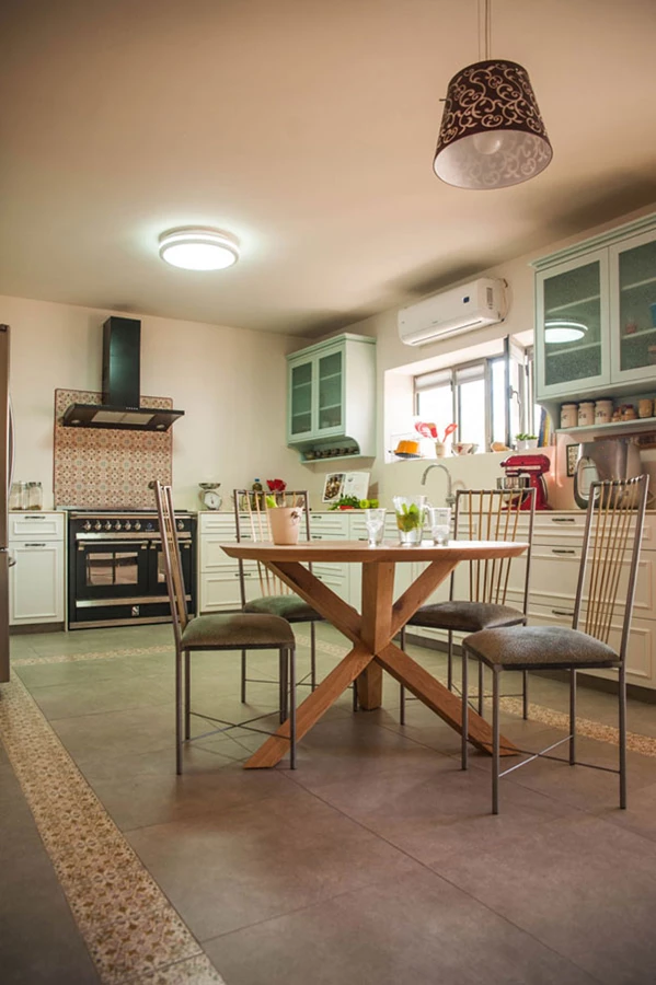 במטבח פינת אוכל קטנה