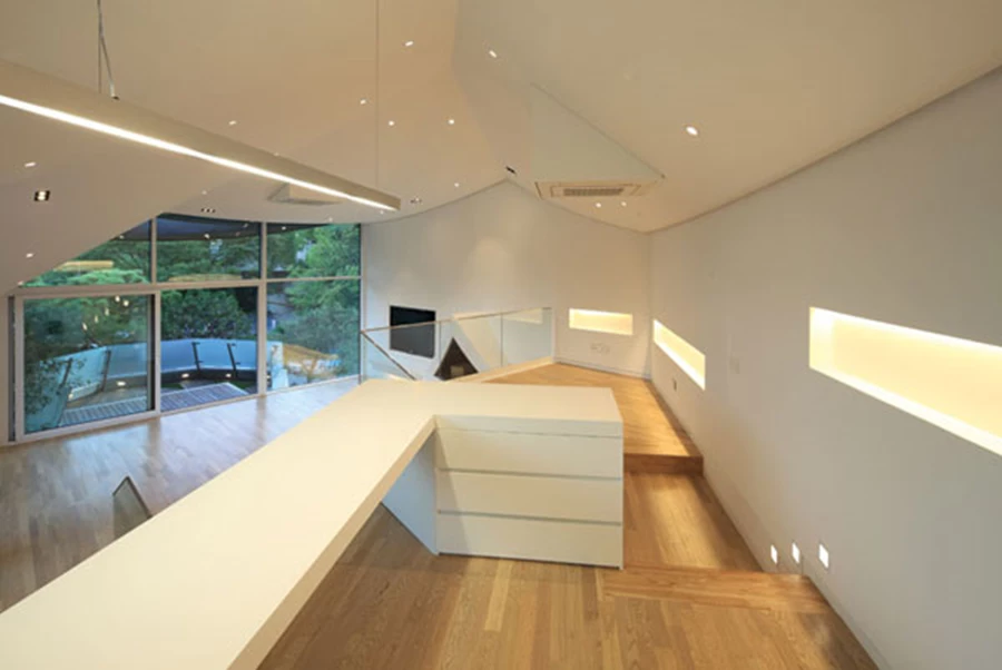 הקשרים בין החללים נטווים באמצעות מהלכי מדרגות עץ בקונפיגורציות מגוונות.