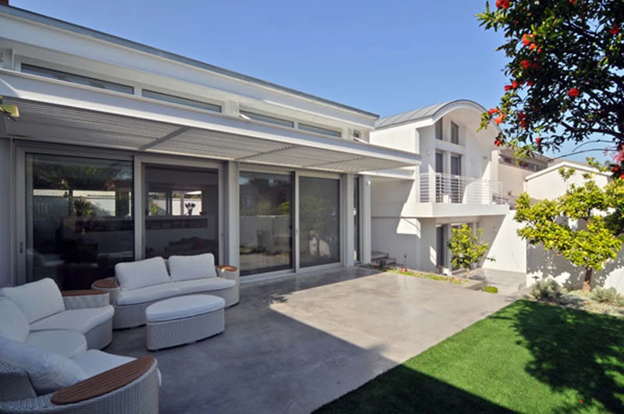 מבט מפינת הרחבה החיצונית הקדמית | אלומיניום: