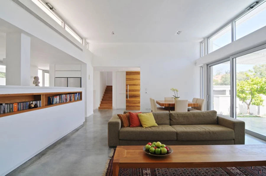 חלל המגורים יחידה דו צדדית חוצצת בין הסלון ופינת האוכל לבין המטבח | נגרות