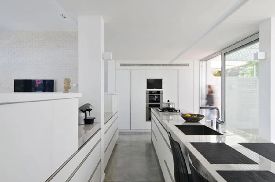 המטבח האהוב על בעלת הבית מכיל משטחי עבודה וחללי אחסון  | משטחי  שיש: