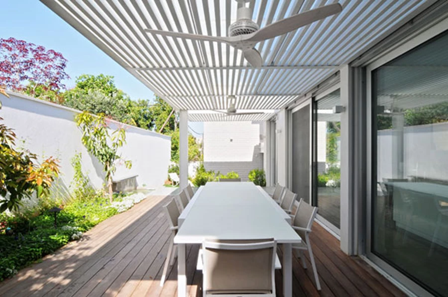 פינת אוכל חיצונית התוחמת את המטבח | פרזול: