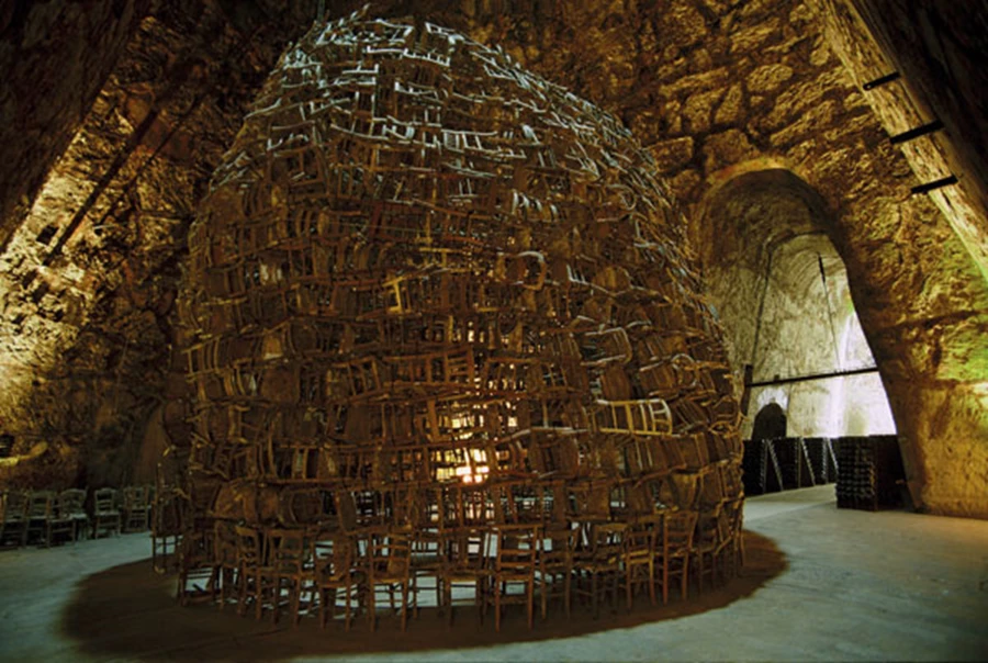 קתדרלת הכיסאות (Cathédrale de Chaises), Tadashi Kawamata, Reims, צרפת, 2007. | צילום: אנדראס פלוסקוטה.