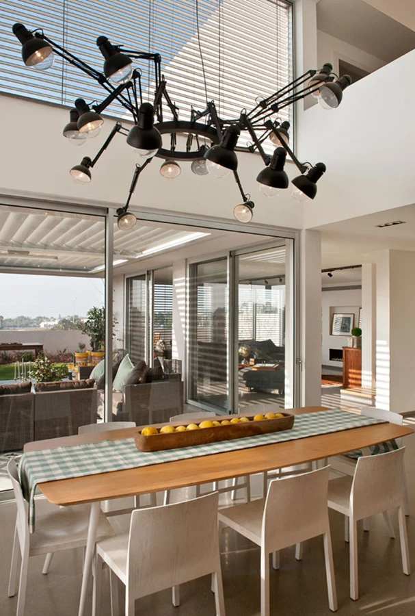 בפינת אוכל גוף תאורה ענק דמוי עכביש מרובה זרועות | גוף תאורה: