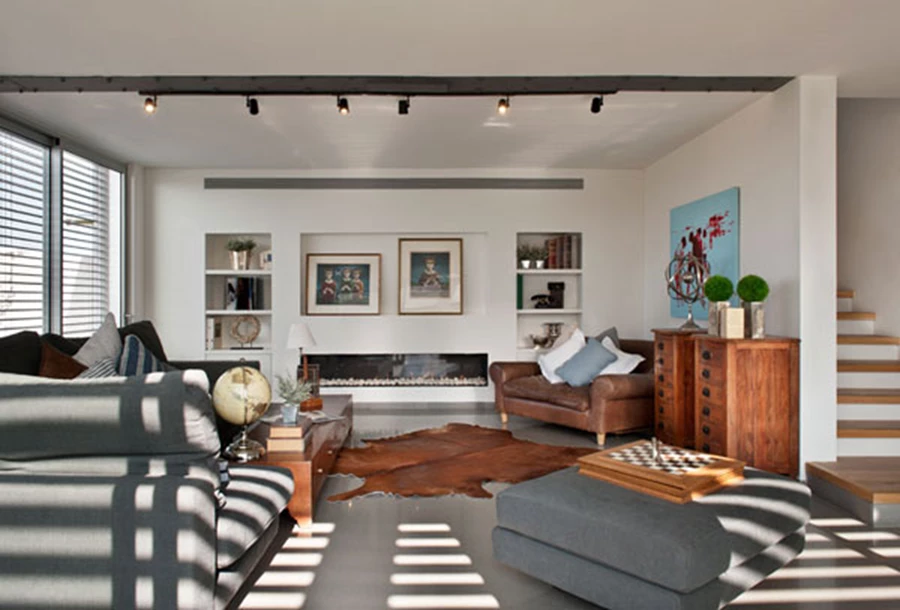 מבט לסלון עיצוב חמים עם זיקה לסגנון אתני ולרוח רומנטית | קמין: