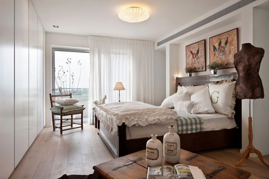 יחידת הורים: נוחות מרווחת ומרפת קטנה הצופה אל הנוף. ריצוף בפרקט אלון מעושן | וילונות: