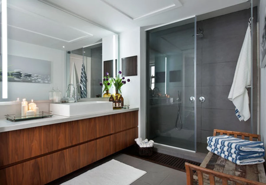 חדר רחצה ביחידת ההורים חלל מפנק בו משתלבת יחידת כיור גדולה ונוחה ומקלחון מרווח. | מקלחון ומראה