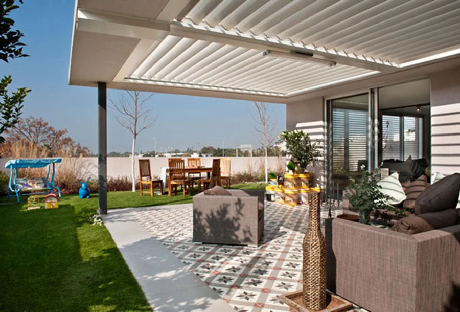 בגינה פינת ישיבה מזמינה כסלון חיצוני, ריצוף באריחים מצוירים | תכנון ועיצוב גינה: