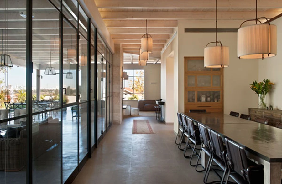 מבואת הכניסה: סלון בעומק החלל, ומהעבר השני מטבח ופינת אוכל