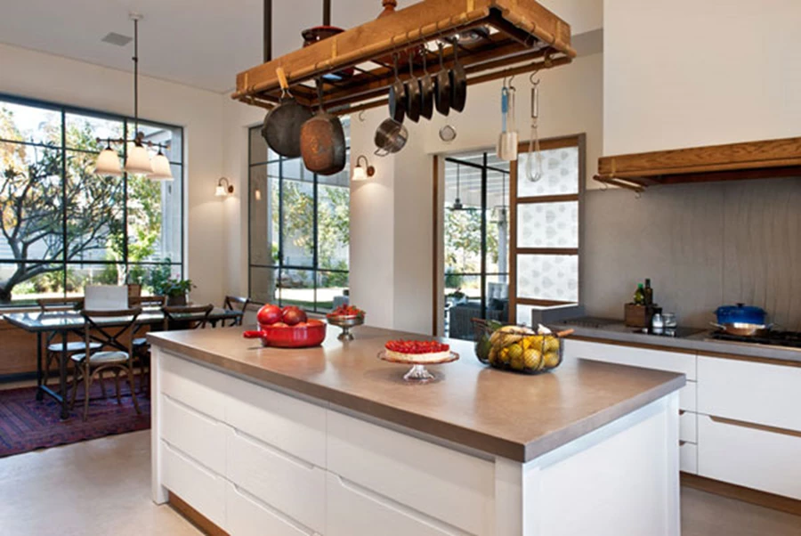 המטבח ממקום בצומת בין שני אגפי הבית ומהווה אזור מפגש והתכנסות משפחתית.