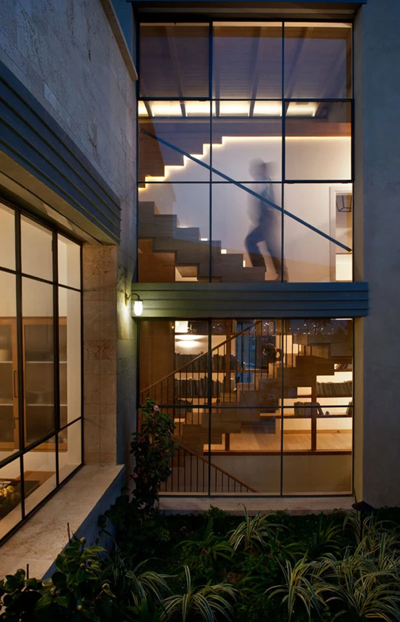 גרם המדרגות מרחף עשוי עץ אלון