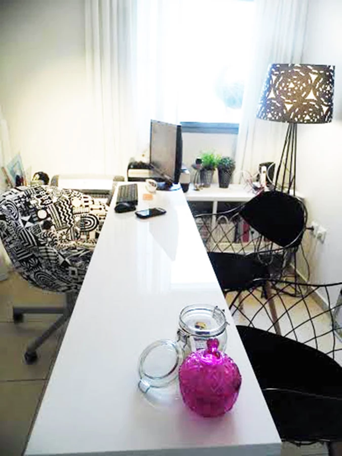 מבט למשרדה של ציקי אורון, מעצבת פנים וסטייליסטית