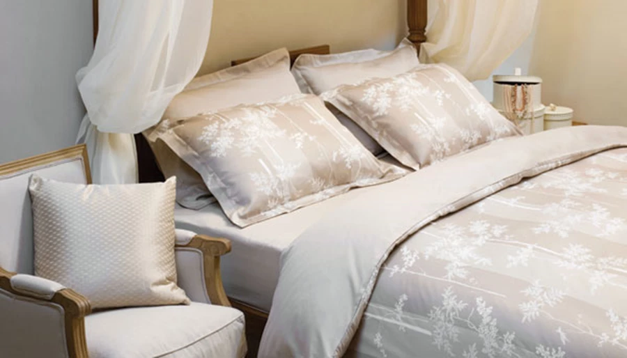 מערכת כלי מיטה מסאטן, המותאמת למזרן גבוה והכוללת גם כיסוי מיטה תואם. צילום: שחר תמיר | 