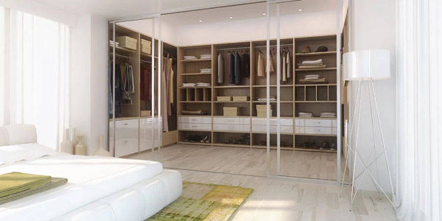 חדר ארונות פתוח המצטרף לסוויטת שינה וכולל יחידות מידוף, תלייה ומגירות בתכנון אישי.  | 