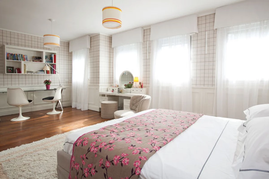 חדר שינה מעוצב פרטנית, בתשומת לב למכלול הפרטים והכולל גם עמדת עבודה | צילום: שירן כרמל. | עיצוב: שרית שני חי.