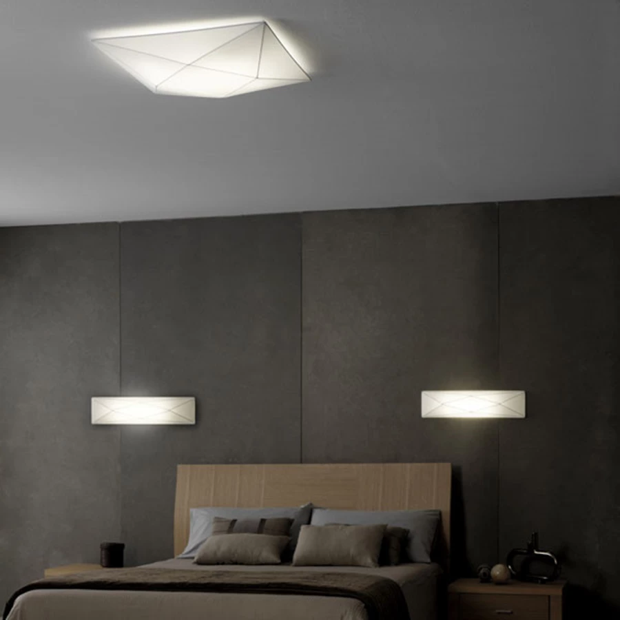 גוף תאורה מרכזי ושני גופי תאורה תלויי קיר דומיננטיים במראה אוריגמי ליצירת תאורה נכונה בסוויטת השינה | 