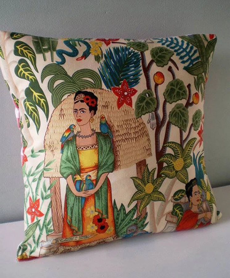 כרית עם הדפס הציורים של הציירת המקסיקנית פרידה קאלו