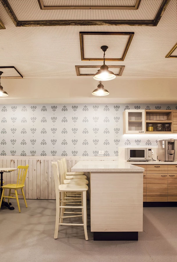 חללי הקפטריות כוללים מטבחונים וממוקמים משני עבריו של מרחב הקומה