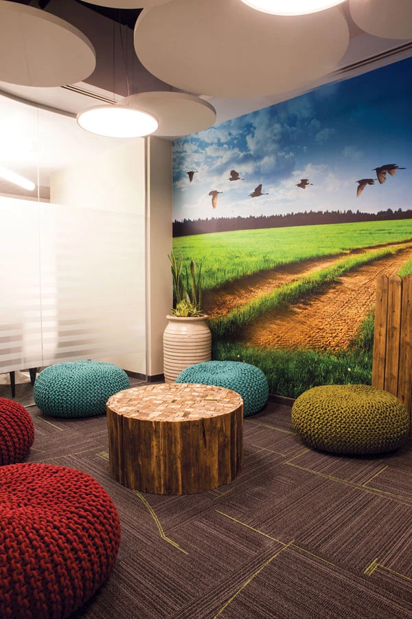 תמונת טפט בה נראה נוף שדות פתוחים מייצרת תחושה של הימצאות בחיק הטבע